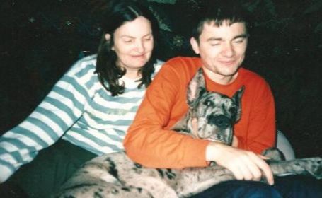 Eugen Palii, alături de mama sa şi de câinele familiei, Rina